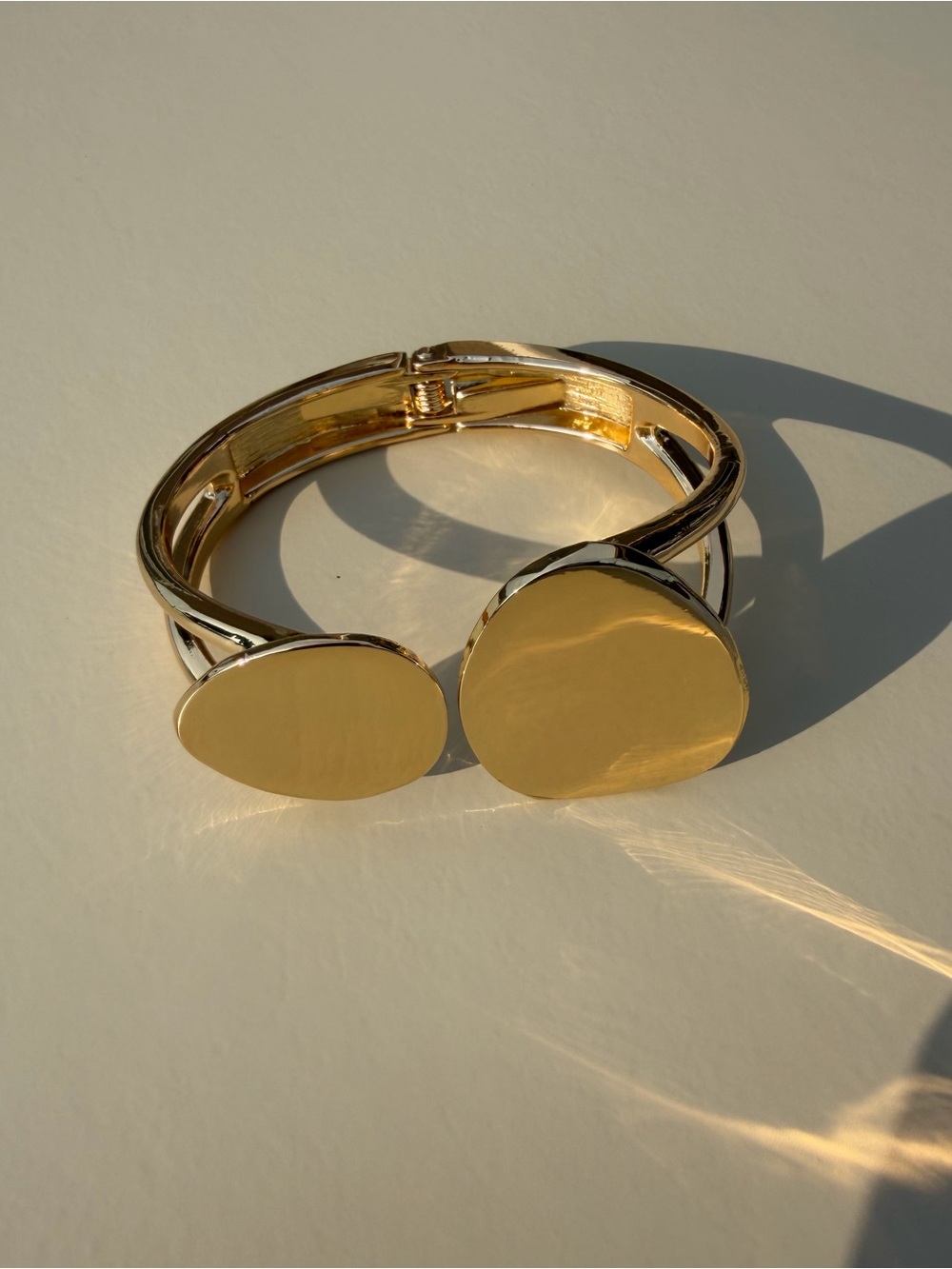 ✨ Modern Minimalist Gold-Tone Hinged Cuff Bracelet – Sleek & Architectural ✨